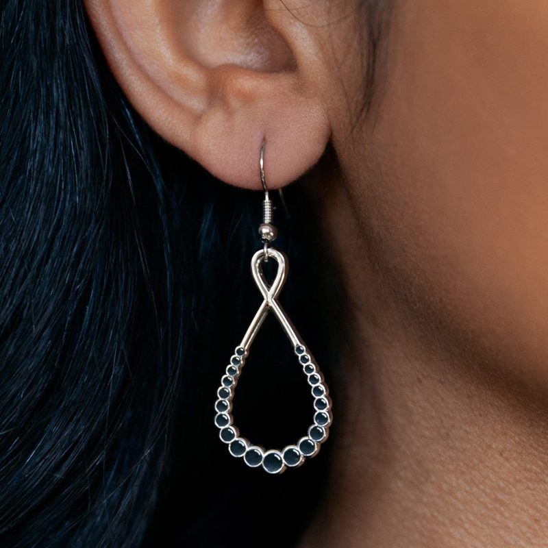 BlackPearlsDropEarrings Silver modelcropped